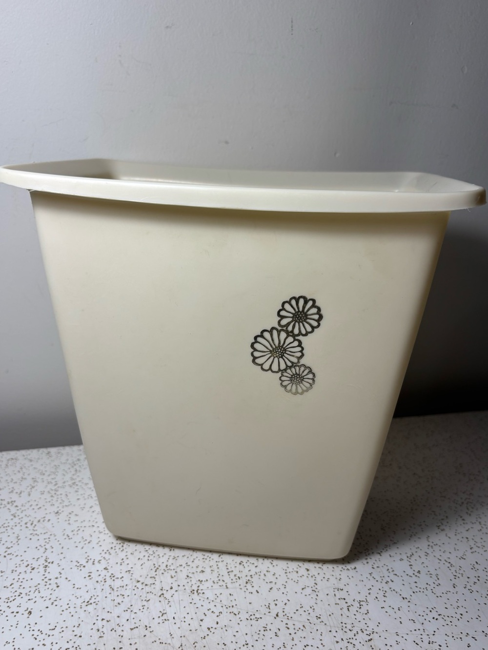 Cream coloured vintage Rubbermaid garbage/trash can (Gold decor)